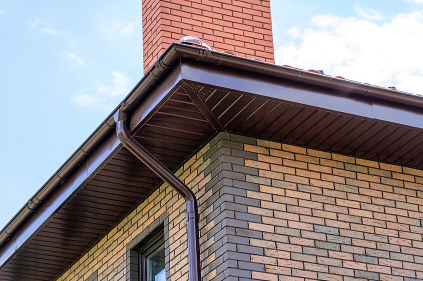 Roof overhang with boxed eaves